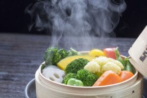 Cozinhar a vapor.