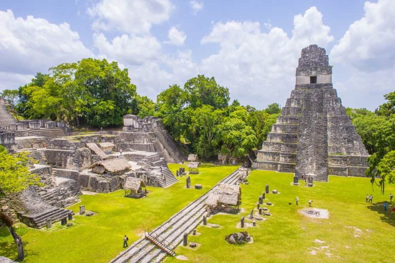 ruínas maias na selva peten - guatemala