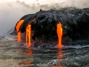 Lava vulcânica em erupção.