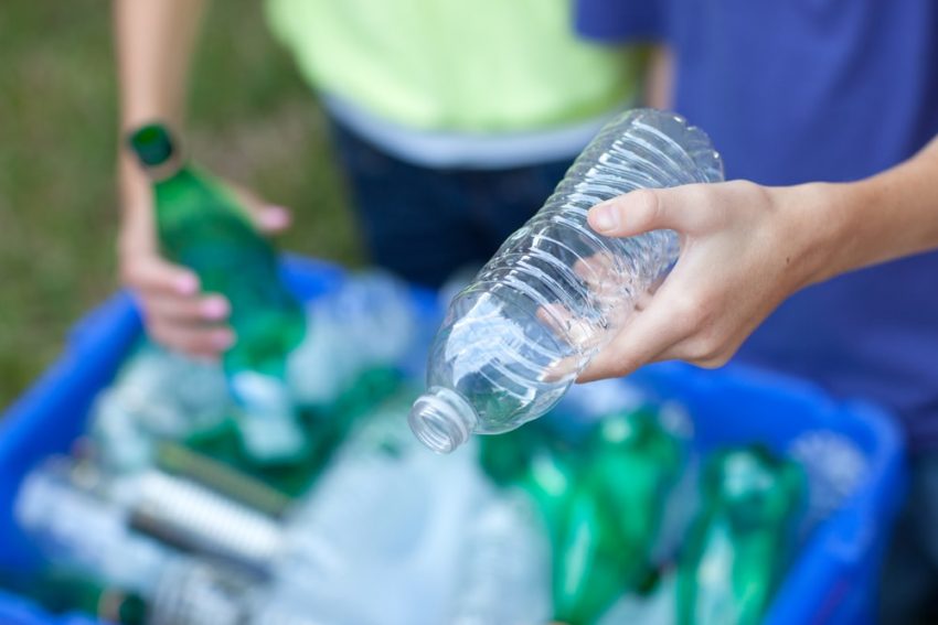 Reciclagem de garrafas plásticas.