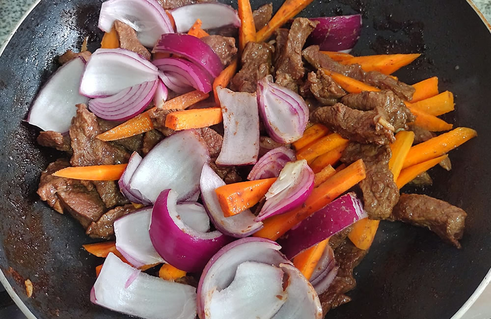 Carne salteada com cebola picada