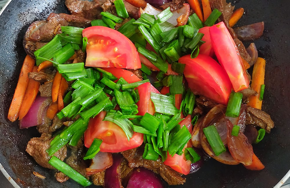 Cebola verde e tomate picado